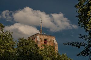 Die Leeuwarder-Ikone, der Oldehove, in der späten Abendsonne und getönten Wolken
