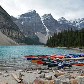 Turkoois water van Lake Moraine (meer) in Canada van Jutta Klassen