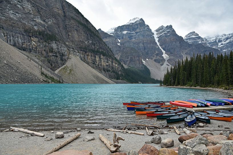 Turkoois water van Lake Moraine (meer) in Canada van Jutta Klassen