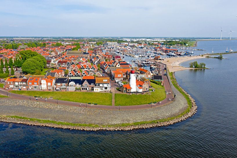 Vue aérienne de la ville d'Urk avec le phare par Eye on You