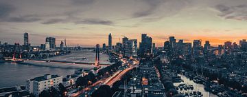 Skyline Rotterdam panorama bij zonsondergang - industrial edit van Daan Duvillier | Dsquared Photography