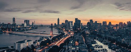 Ligne d'horizon Rotterdam panorama pendant coucher du soleil - industrial edit