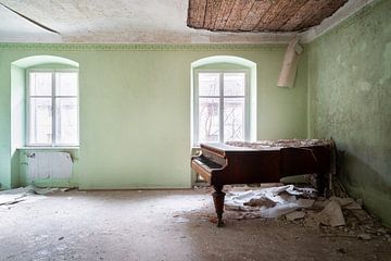 Verlaten Piano in de Hoek. van Roman Robroek