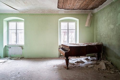 Piano abandonné dans le coin.