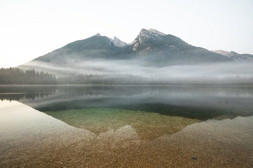 Magische zonsopgang bij de Hintersee in het Berchtesgadener Land