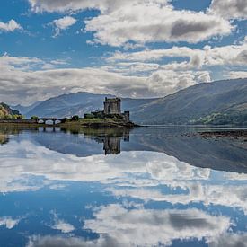 eilean donan castle (highlander) reflection by Chris van Es