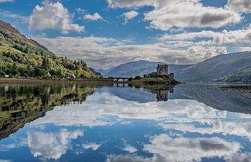 eilean donan castle (highlander) reflectie van Chris van Es