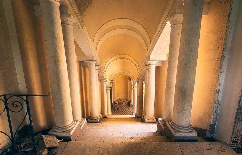 Künstlerische Treppen. von Roman Robroek – Fotos verlassener Gebäude