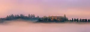 Villa im Nebel, im Val d'Orcia, Toskana, Italien