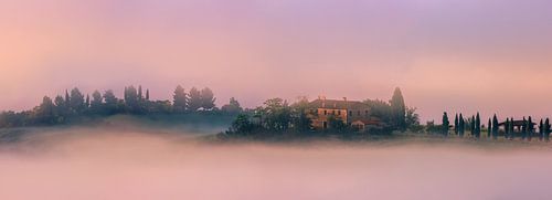 Villa in de mist, in Val d'Orcia, Toscane, Italië