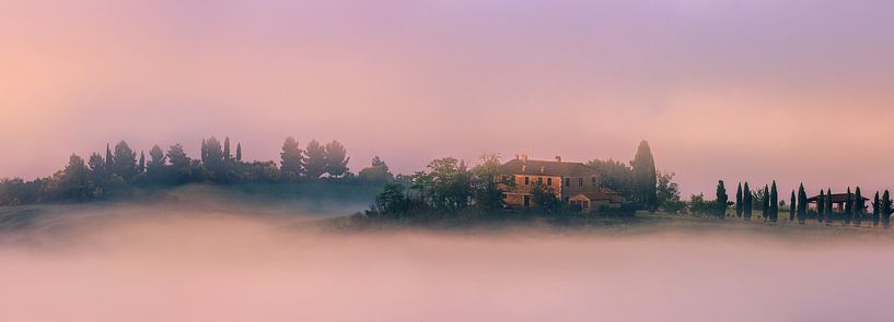 Villa dans la brume, dans le Val d'Orcia, en Toscane, Italie par Henk Meijer Photography