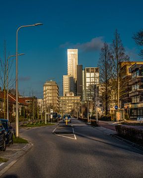 De skyline van de Friese hoofdstad Leeuwarden in het avondlicht. by Harrie Muis