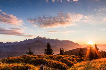 Berglandschaft "Sonnenaufgang mit Dachstein" von Coen Weesjes