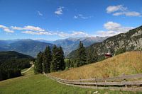 Italiaans berglandschap met prachtig groene weide