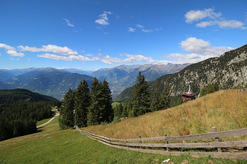 Italienische Berglandschaft mit schöner grüner Wiese