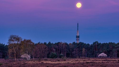 De maan gaat onder boven HIlversum