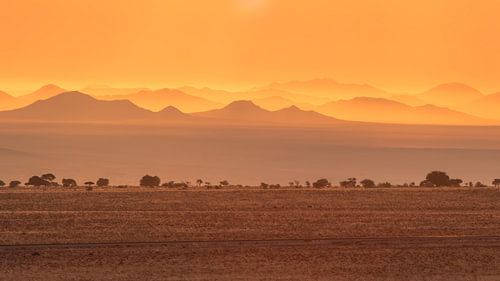 Setting sun on the layered mountains by Yvonne van Leeuwen