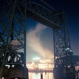Rotterdam bij nacht van Raoul Suermondt