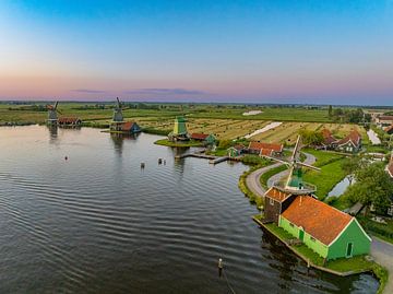 Zaanse Schans windmolens tijdens een zomerse zonsondergang in Holland van Sjoerd van der Wal Fotografie