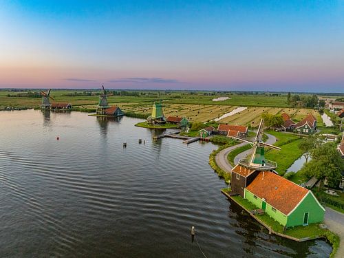 Zaanse Schans windmolens tijdens een zomerse zonsondergang in Holland