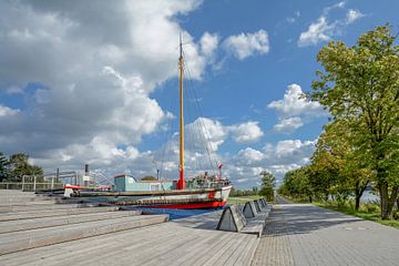 Historische aalschokker aan de Rijnpromenade in Monheim-Baumberg