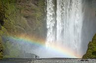 Waterval Skogafoss met regenboog op IJsland van Menno Schaefer thumbnail