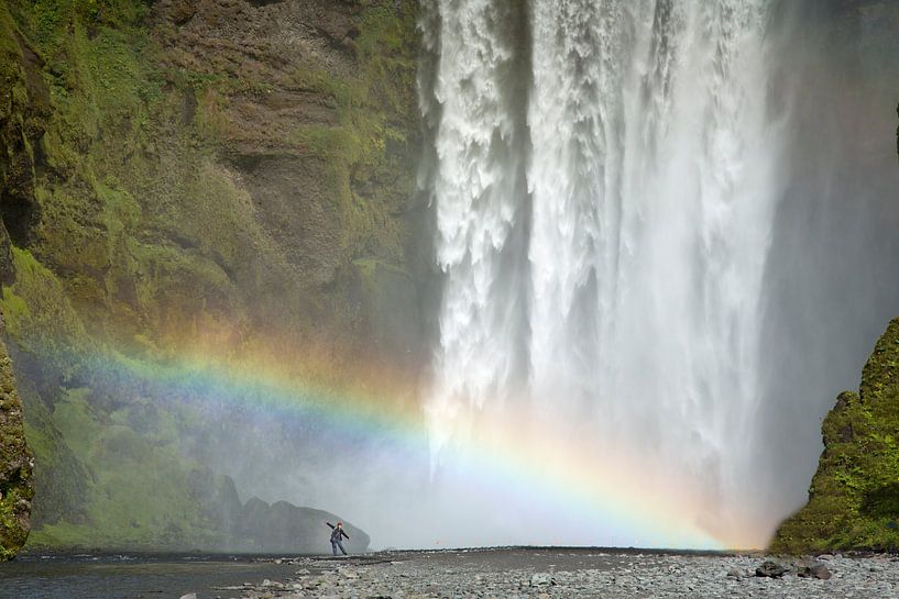 Waterval Skogafoss met regenboog op IJsland van Menno Schaefer