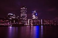 Skyline van Amsterdam bij nacht von Eye on You Miniaturansicht