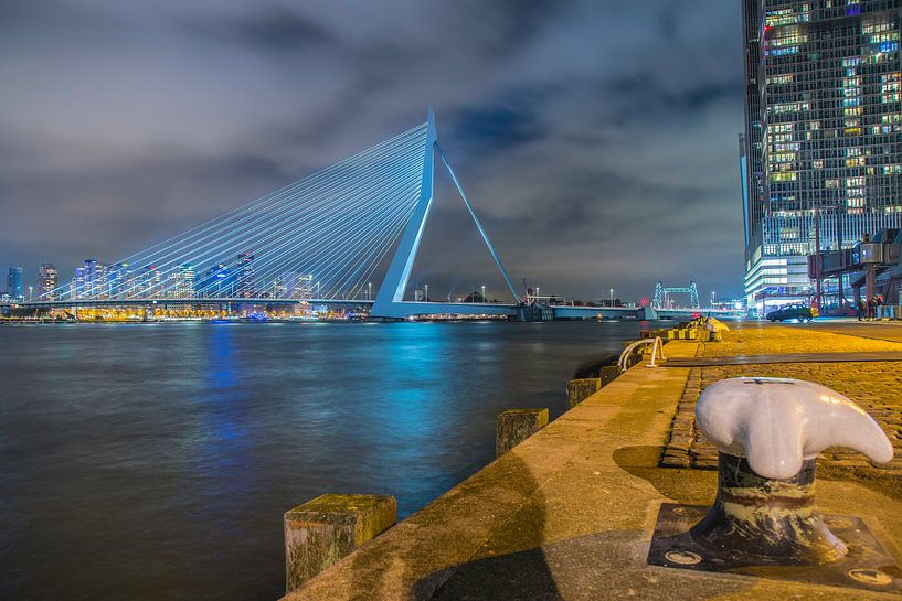 Erasmusbrug Rotterdam in de avond  by Freddie de Roeck