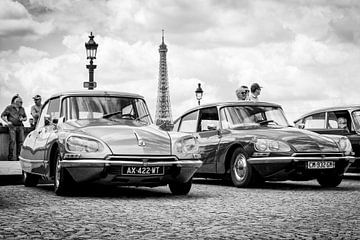 Ontdek de Tijdloze Elegantie: Citroën DS met de Eiffeltoren op de Achtergrond van Eriks Photoshop