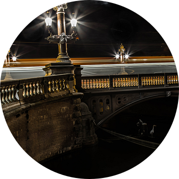 Amsterdam Blauwbrug in de avond van kim brugman