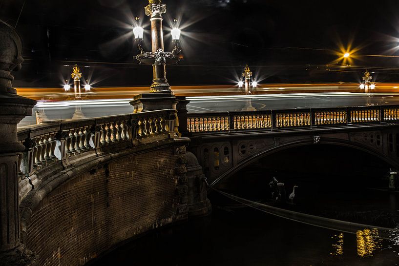 Le pont bleu d'Amsterdam en soirée par kim brugman fotografie