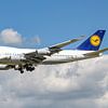 Lufthansa Boeing 747-400 passagiersvliegtuig. van Jaap van den Berg