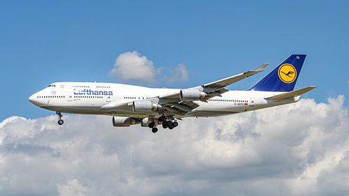 Lufthansa Boeing 747-400 passagiersvliegtuig. van Jaap van den Berg