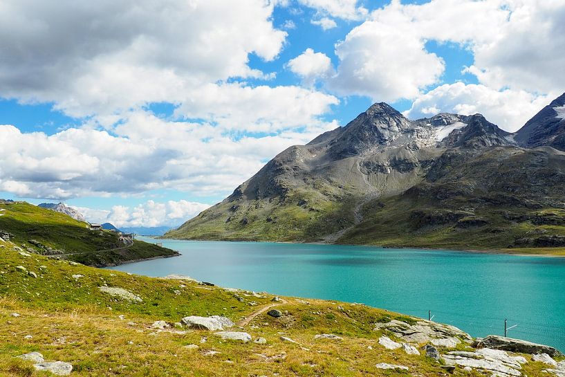 Des lacs de montagne cristallins - une photographie alpine spectaculaire avec des reflets clairs et un panorama de montagnes. Acheter maintenant une peinture murale ou une toile et profiter de la nature. par Miriam Schwarzfischer Fotografie