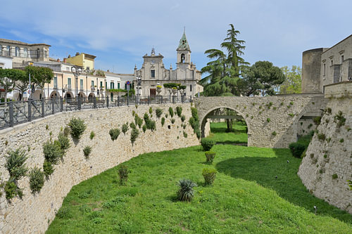 Burggraben und Mauern des Castello Aragonese in Venosa