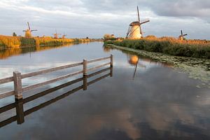 Kinderdijk in oranje gloed