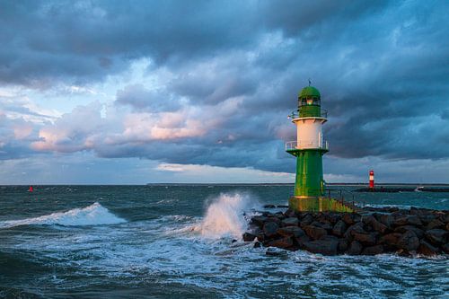 Pier en piertorens aan de Oostzeekust in Warnemünde.