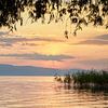 Pastelkleurige zonsondergang meer van Ohrid Macedonië van Cor de Hamer