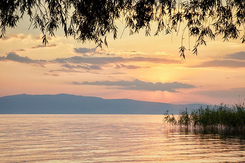 Pastellfarbener Sonnenuntergang von Ohridsee Mazedonien von Cor de Hamer