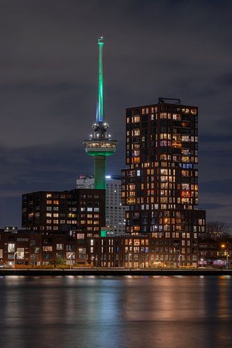 De Euromast in de kleur groen met het Lloydkwartier in Rotterdam