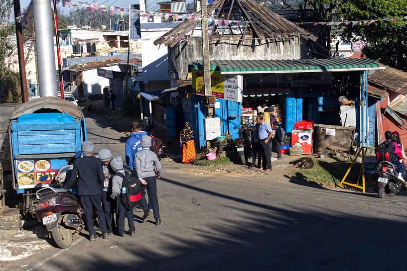 Warten auf den Schulbus. von Hans Lok