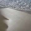 Nat zand en zeewater in zonlicht 1 van Adriana Mueller