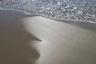 Nasser Sand und Meerwasser im Sonnenlicht 1 von Adriana Mueller Miniaturansicht