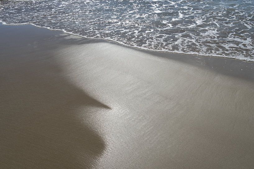 Nasser Sand und Meerwasser im Sonnenlicht von Montepuro