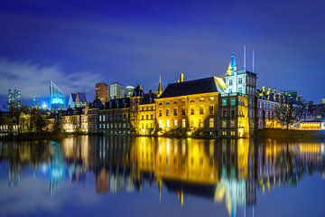 Reflecties van het Parlement: Den Haag in het Blauwe Uur van Bart Ros