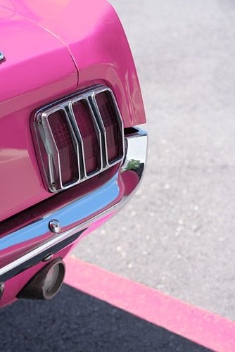 Roze Oldtimer Ford Mustang Automotive