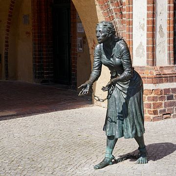Monument van Grete Minde in Tangermünde van Heiko Kueverling