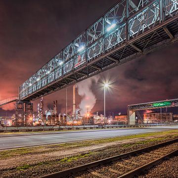 Scène van de nacht met enorme pijpleiding brug in de buurt van de raffinaderij, Antwerpen 2