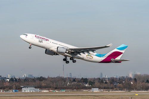Airbus A330 van Eurowings met Las Vegas stickers.